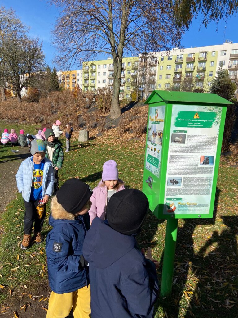 Spacer nad staw - dokarmianie ptaków w grupie "Motylki".
