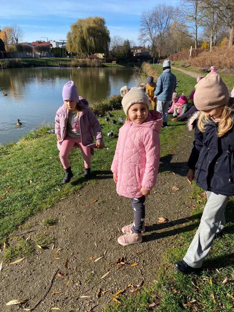 Spacer nad staw - dokarmianie ptaków w grupie "Motylki".