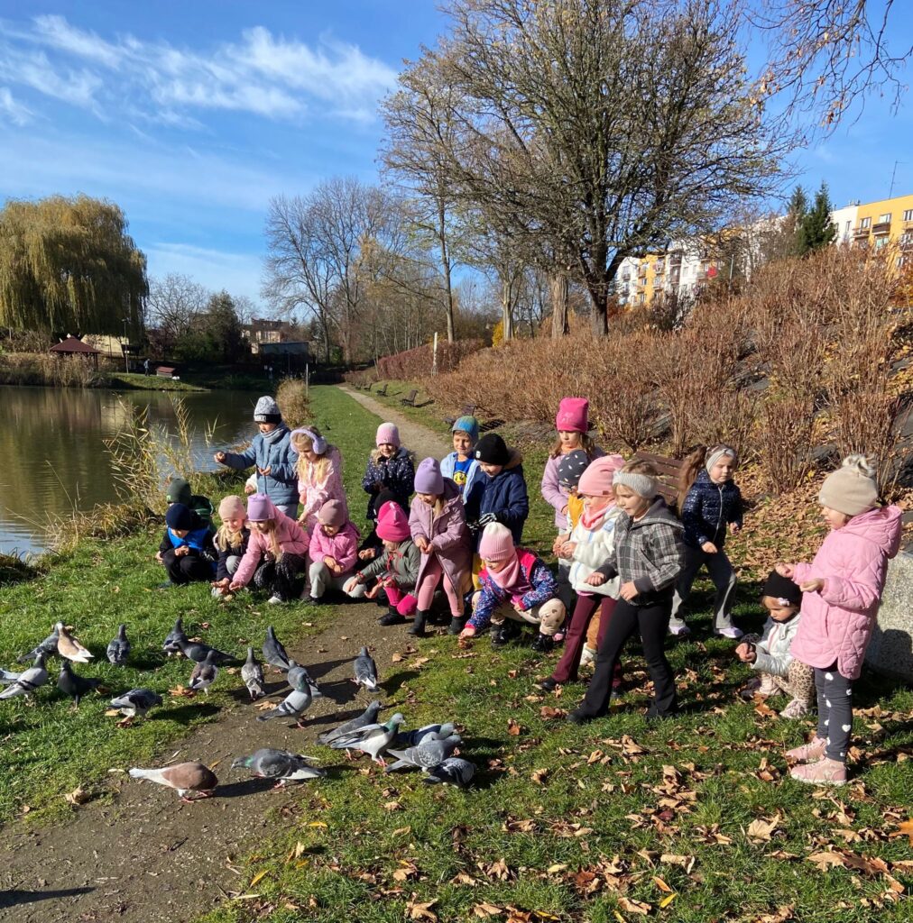 Spacer nad staw - dokarmianie ptaków w grupie "Motylki".