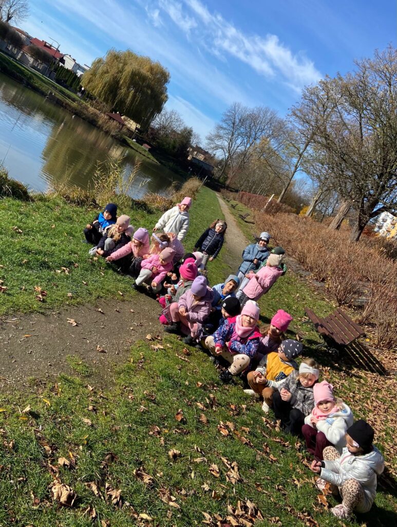 Spacer nad staw - dokarmianie ptaków w grupie "Motylki".