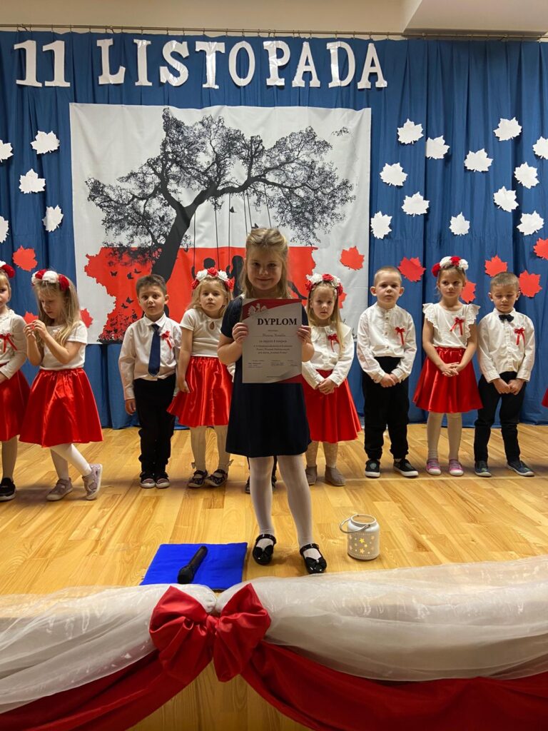 Narodowe Święto Niepodległości w Grupie "Motylki". Występ naszej laureatki w Konkursie Piosenki Patriotycznej.