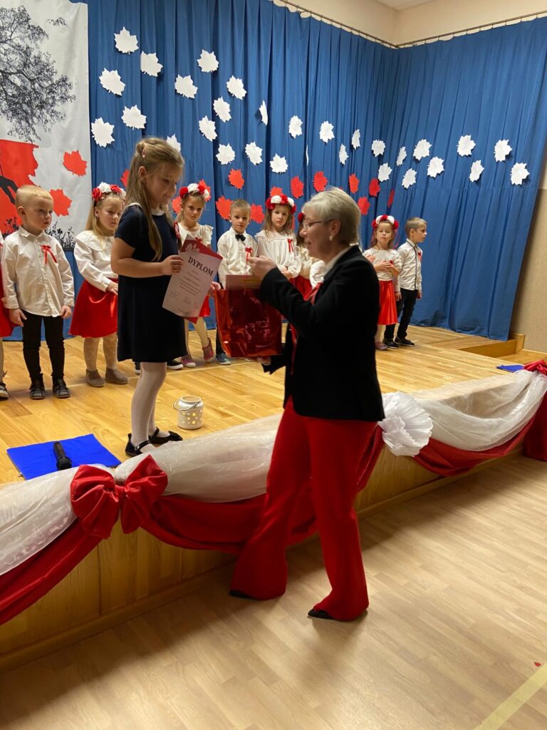 Narodowe Święto Niepodległości w Grupie "Motylki". Występ naszej laureatki w Konkursie Piosenki Patriotycznej.