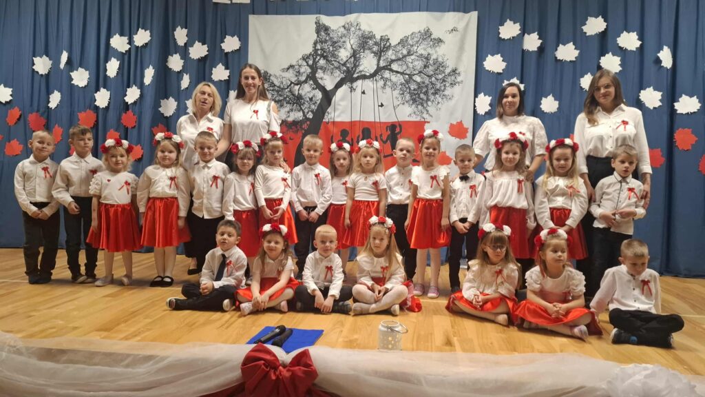 AKADEMIA Z OKAZJI 11 LISTOPADA- GRUPA ŻYRAFKI