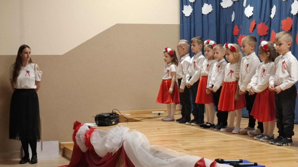 AKADEMIA Z OKAZJI 11 LISTOPADA- GRUPA ŻYRAFKI