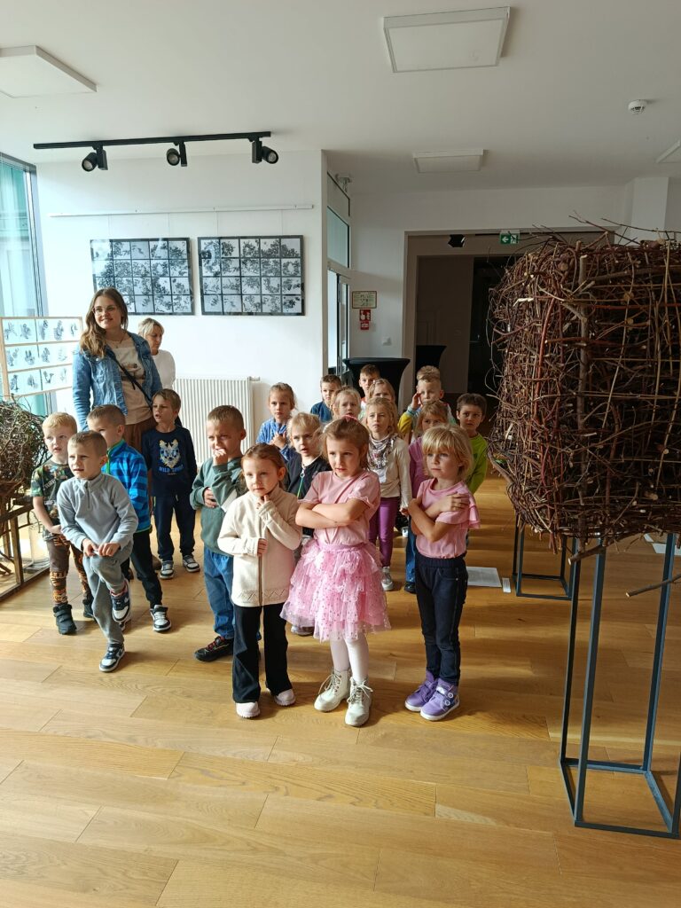 WYJŚCIE DO BUSKIEJ GALERII SZTUKI "WILLA POLONIA"- GRUPA ŻYRAF