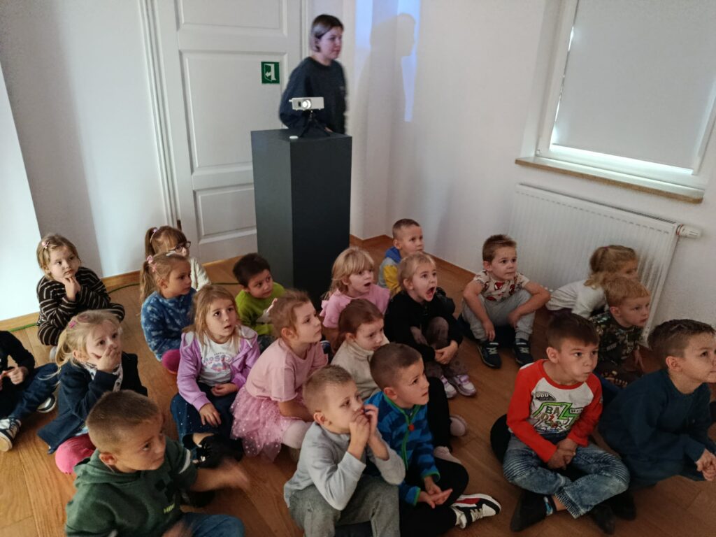 WYJŚCIE DO BUSKIEJ GALERII SZTUKI "WILLA POLONIA"- GRUPA ŻYRAF