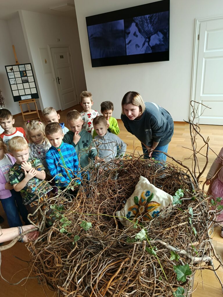 WYJŚCIE DO BUSKIEJ GALERII SZTUKI "WILLA POLONIA"- GRUPA ŻYRAF