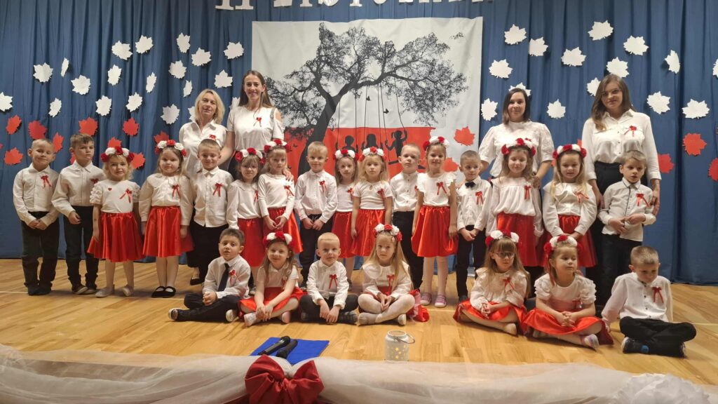 AKADEMIA Z OKAZJI 11 LISTOPADA- GRUPA ŻYRAFKI