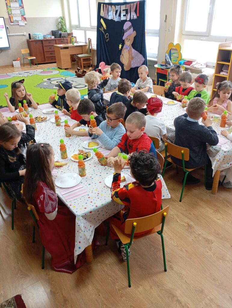 Bal Andrzejkowy z Pluszowym Misiem w grupie "Pszczółki".