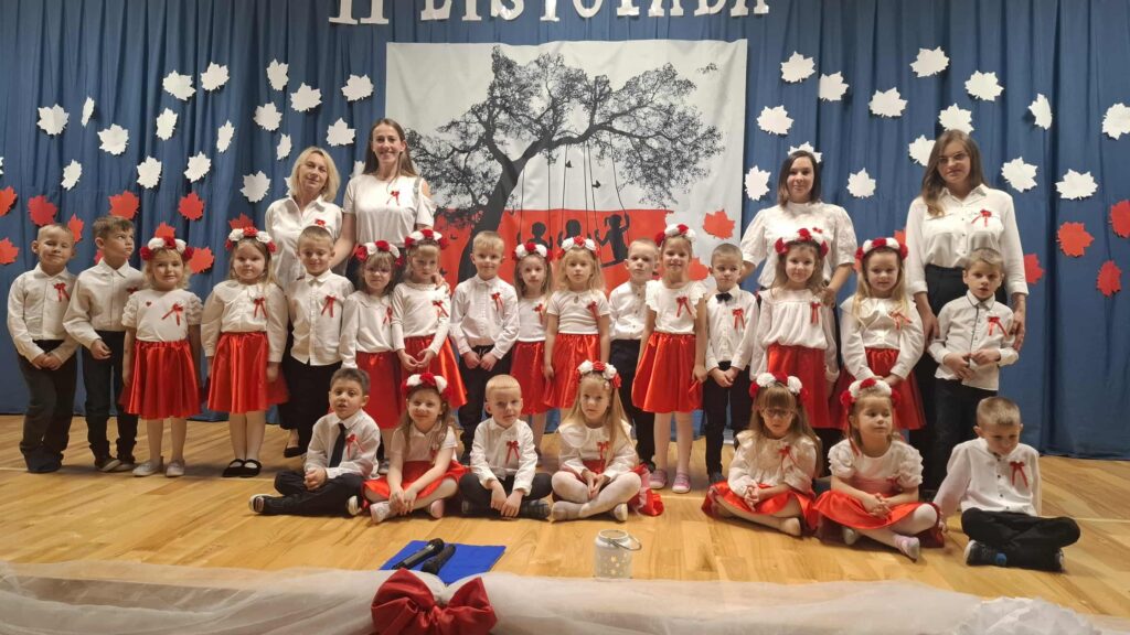 AKADEMIA Z OKAZJI 11 LISTOPADA- GRUPA ŻYRAFKI