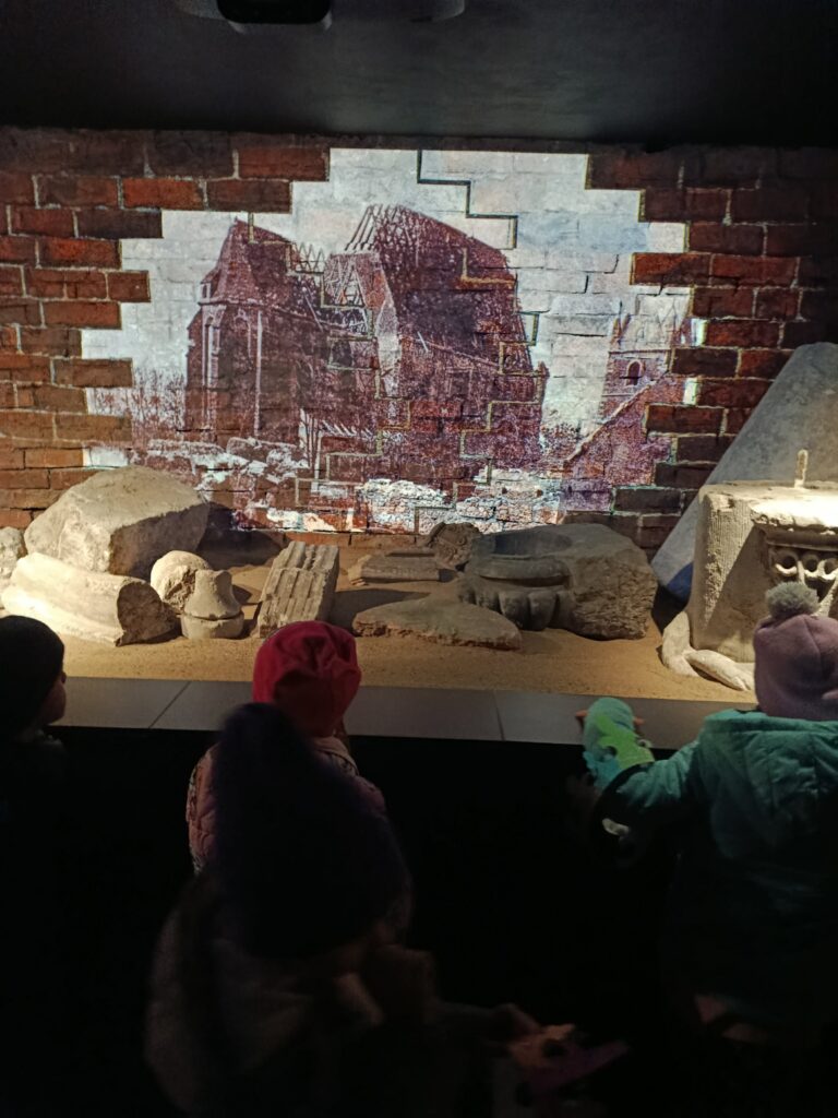 WYCIECZKA DO MUZEUM ARCHEOLOGICZNEGO W WIŚLICY  - GRUPA ŻYRAFKI 