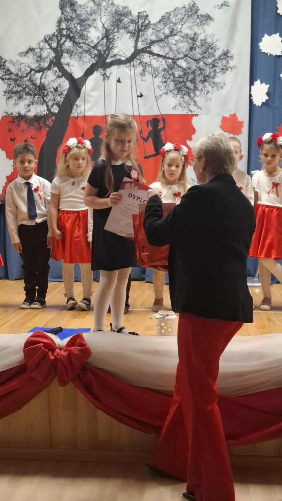 AKADEMIA Z OKAZJI 11 LISTOPADA- GRUPA ŻYRAFKI