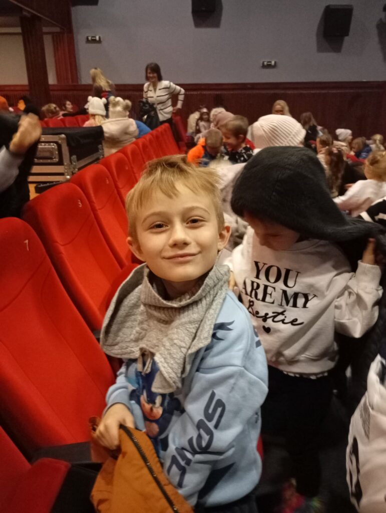 Wyjście grupy "Pszczółek" do BSCK na musical.