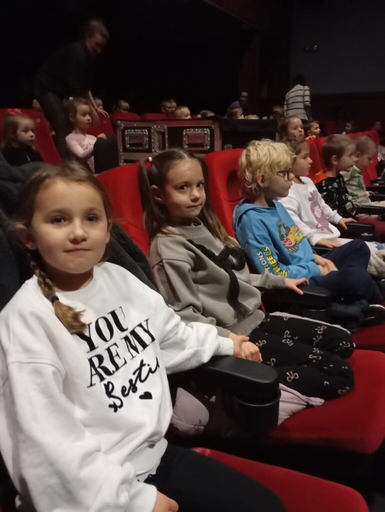 Wyjście grupy "Pszczółek" do BSCK na musical.