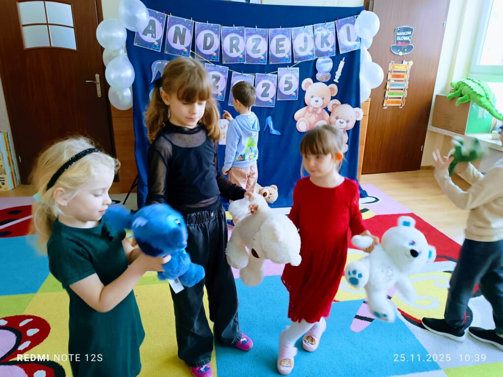 Andrzejki z Pluszowym Misiem w grupie "Motylki".