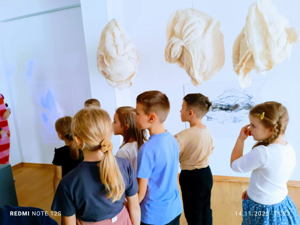 "Motylki" poznają kolejne ważne miejsca w naszym mieście. Wycieczka do Buskiej Galerii Sztuki "Willa Polonia".