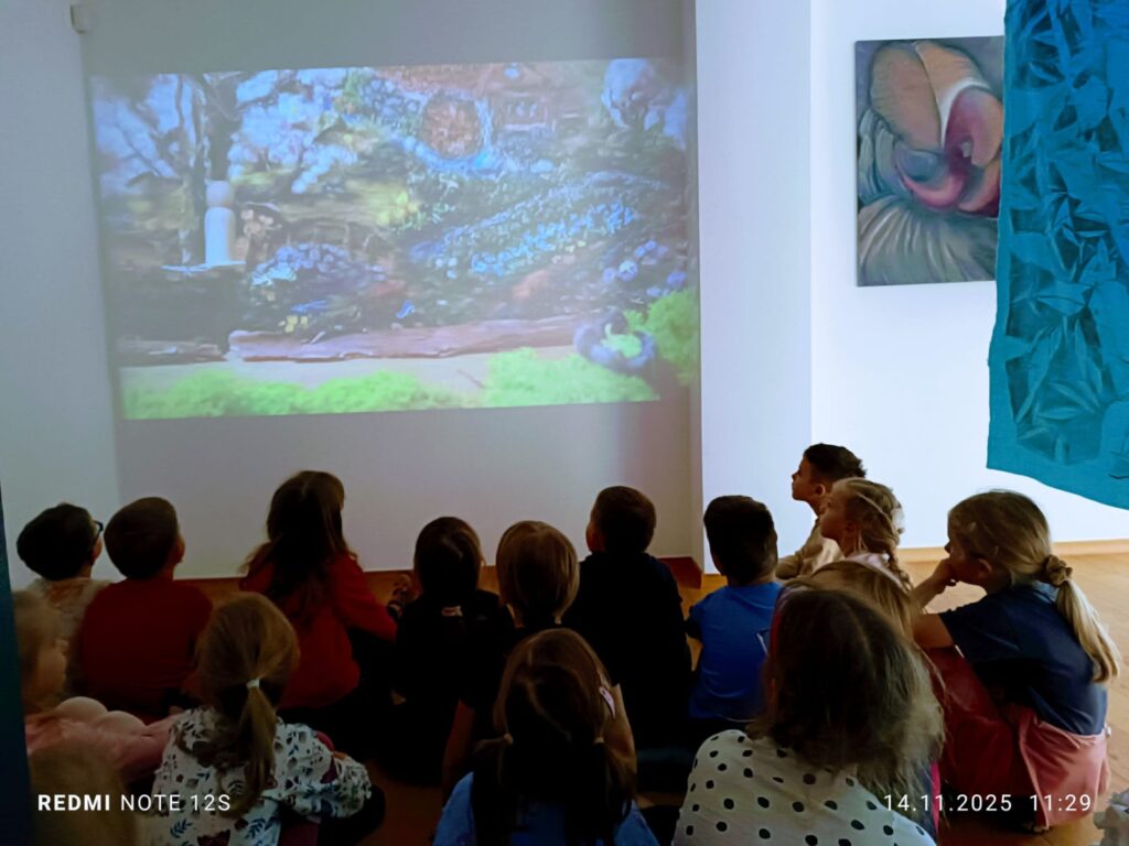 "Motylki" poznają kolejne ważne miejsca w naszym mieście. Wycieczka do Buskiej Galerii Sztuki "Willa Polonia".