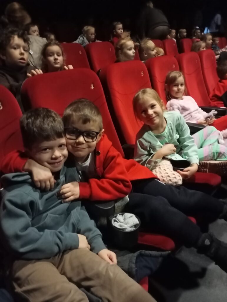 Wyjście grupy "Pszczółek" do BSCK na musical.