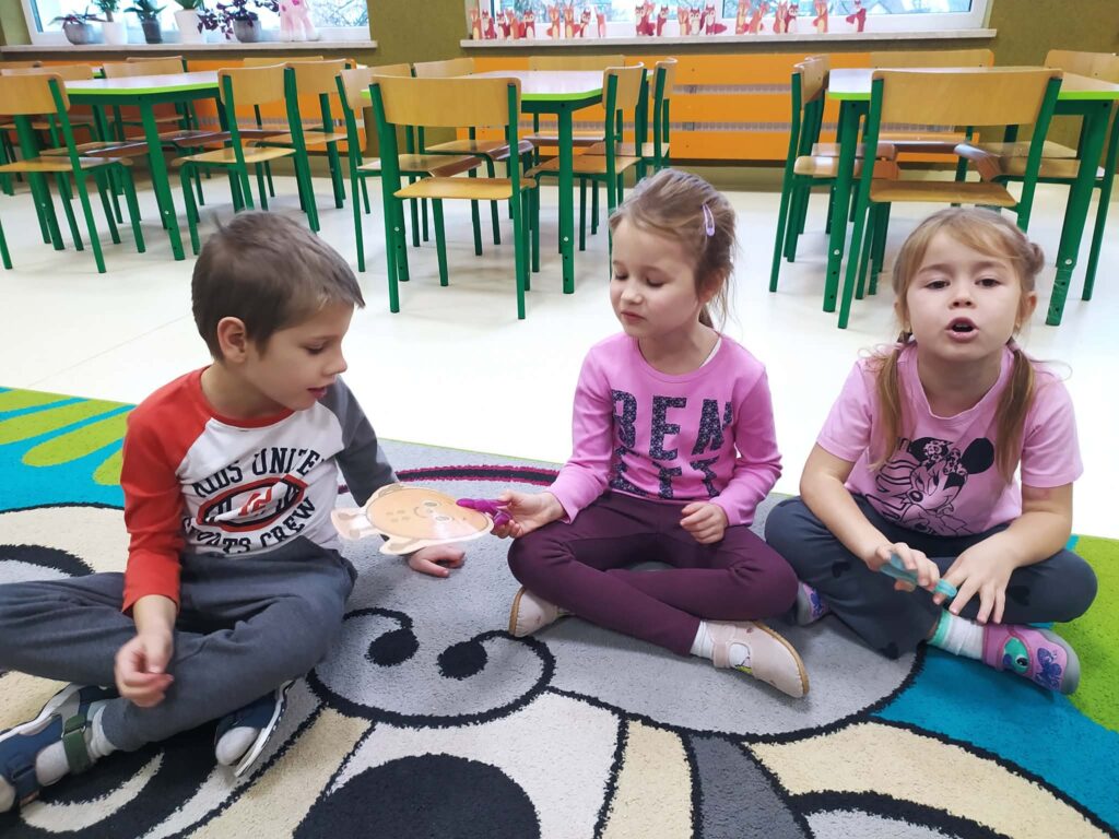 DZIEŃ GUZIKA - GRUPA ŻYRAFKI 