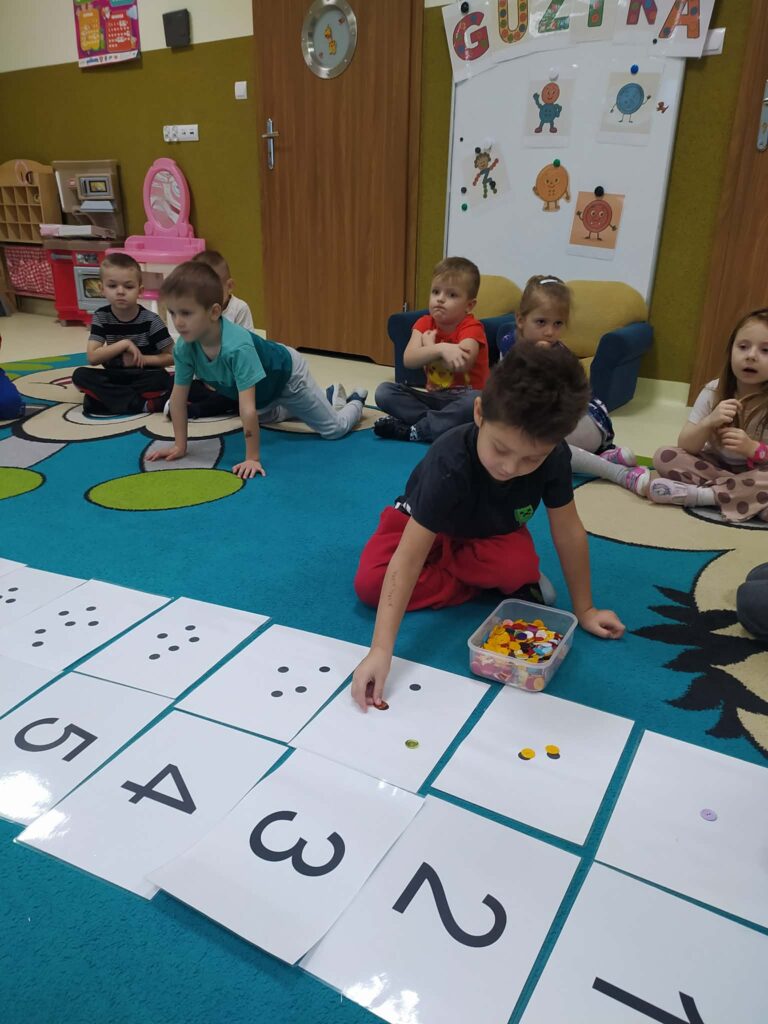 DZIEŃ GUZIKA - GRUPA ŻYRAFKI 