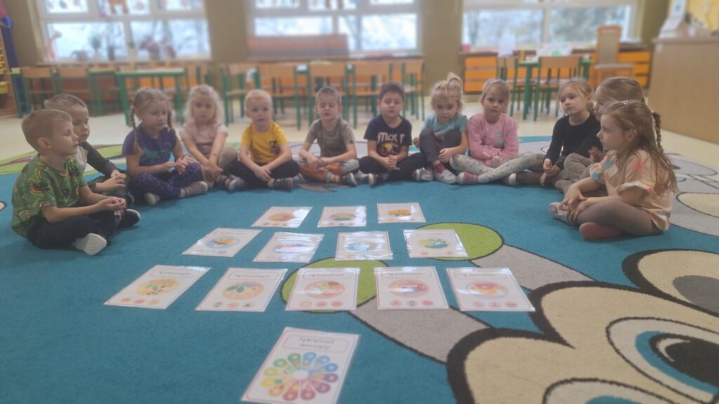 DZIEŃ ZDROWEGO GOTOWANIA - OWOCOWE SZASZŁYKI  - GRUPA ŻYRAFKI