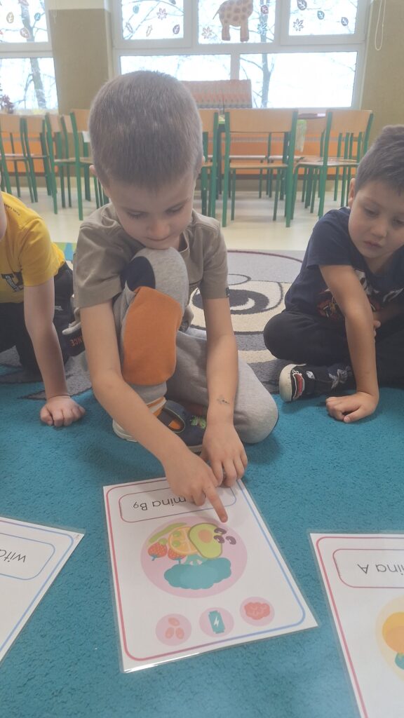 DZIEŃ ZDROWEGO GOTOWANIA - OWOCOWE SZASZŁYKI  - GRUPA ŻYRAFKI