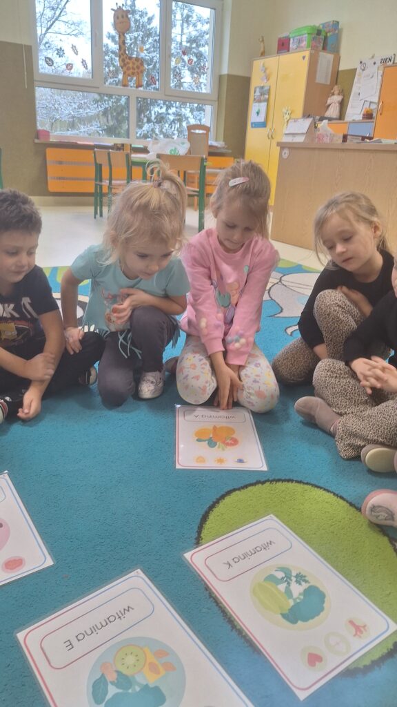 DZIEŃ ZDROWEGO GOTOWANIA - OWOCOWE SZASZŁYKI  - GRUPA ŻYRAFKI