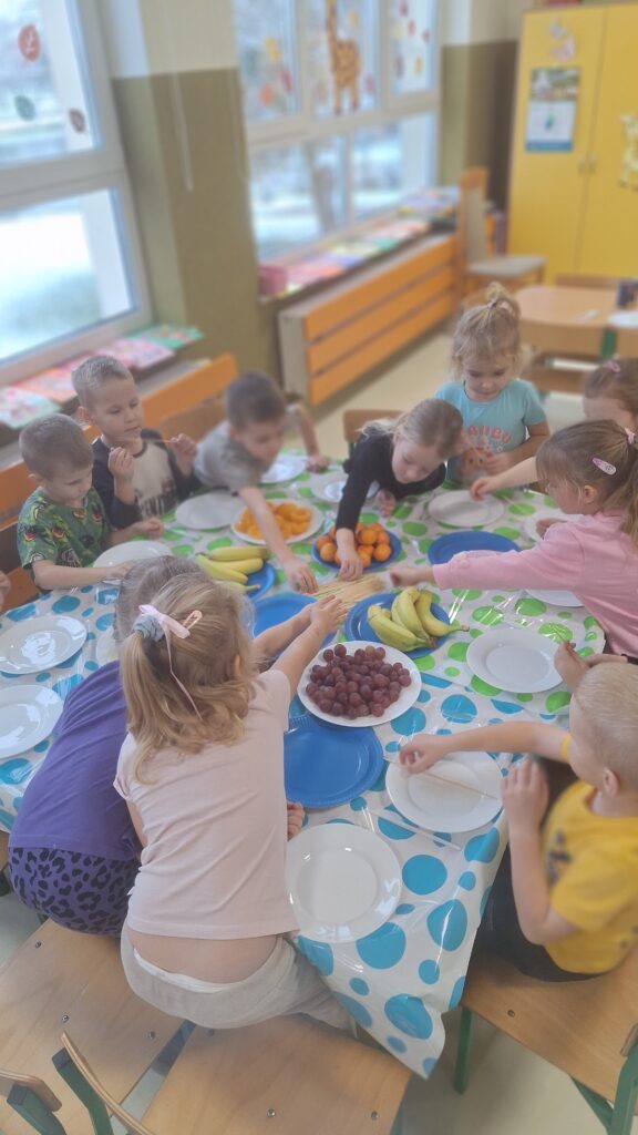 DZIEŃ ZDROWEGO GOTOWANIA - OWOCOWE SZASZŁYKI  - GRUPA ŻYRAFKI