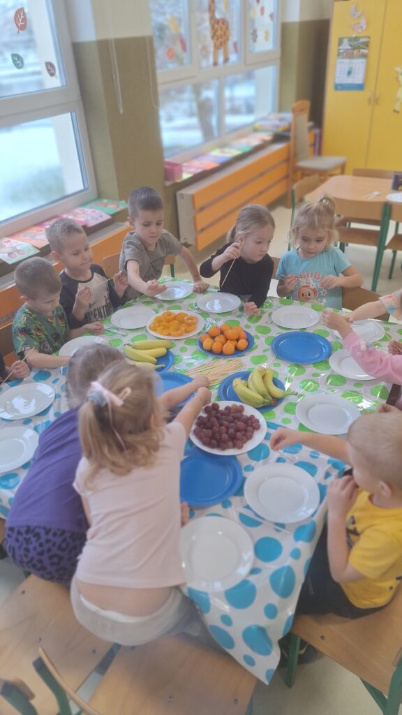DZIEŃ ZDROWEGO GOTOWANIA - OWOCOWE SZASZŁYKI  - GRUPA ŻYRAFKI