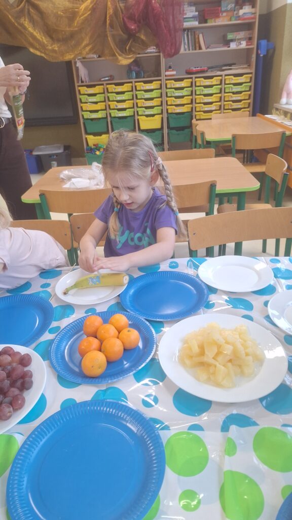 DZIEŃ ZDROWEGO GOTOWANIA - OWOCOWE SZASZŁYKI  - GRUPA ŻYRAFKI