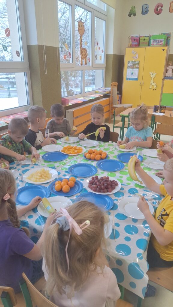 DZIEŃ ZDROWEGO GOTOWANIA - OWOCOWE SZASZŁYKI  - GRUPA ŻYRAFKI