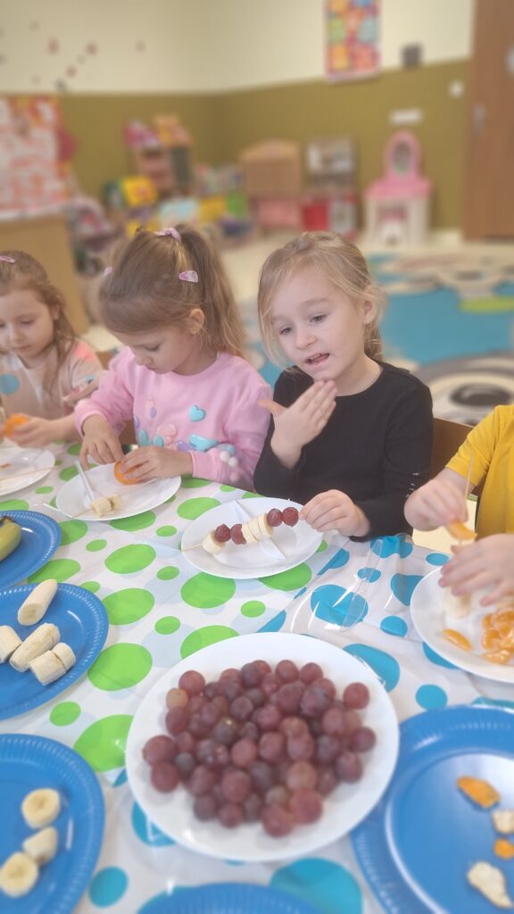 DZIEŃ ZDROWEGO GOTOWANIA - OWOCOWE SZASZŁYKI  - GRUPA ŻYRAFKI