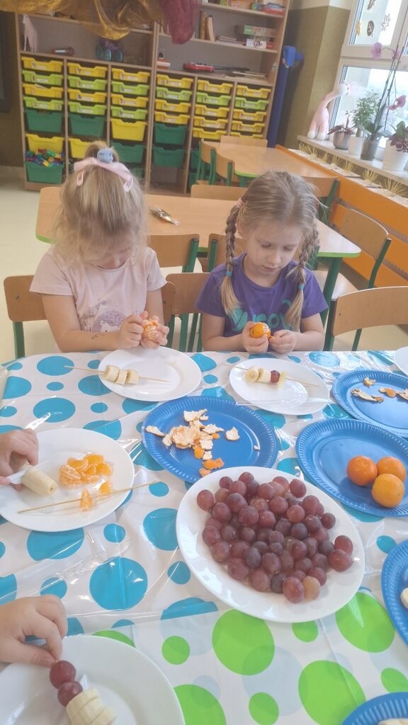 DZIEŃ ZDROWEGO GOTOWANIA - OWOCOWE SZASZŁYKI  - GRUPA ŻYRAFKI