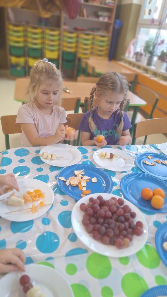 DZIEŃ ZDROWEGO GOTOWANIA - OWOCOWE SZASZŁYKI  - GRUPA ŻYRAFKI