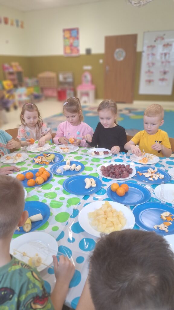 DZIEŃ ZDROWEGO GOTOWANIA - OWOCOWE SZASZŁYKI  - GRUPA ŻYRAFKI