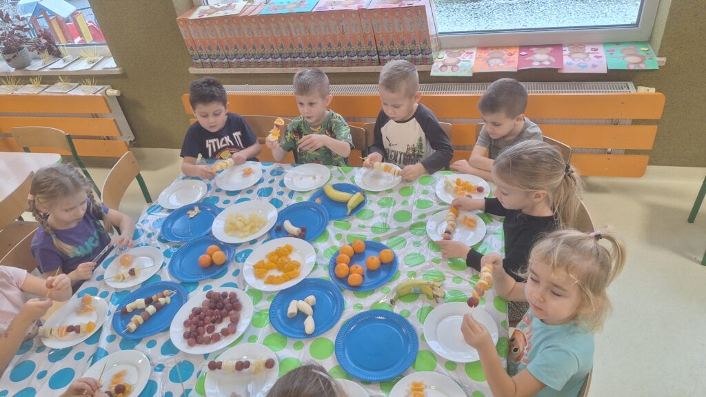 DZIEŃ ZDROWEGO GOTOWANIA - OWOCOWE SZASZŁYKI  - GRUPA ŻYRAFKI