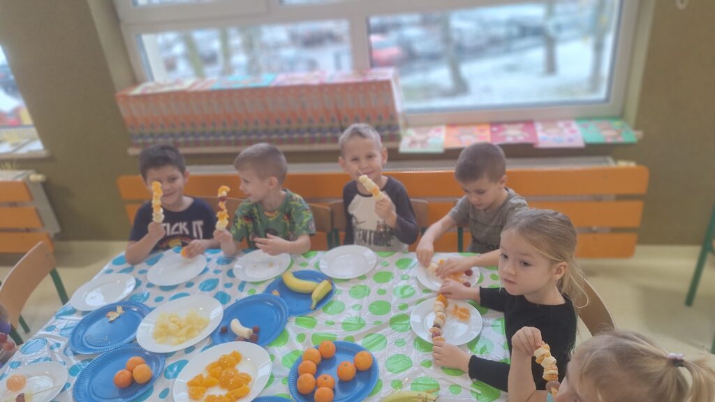 DZIEŃ ZDROWEGO GOTOWANIA - OWOCOWE SZASZŁYKI  - GRUPA ŻYRAFKI