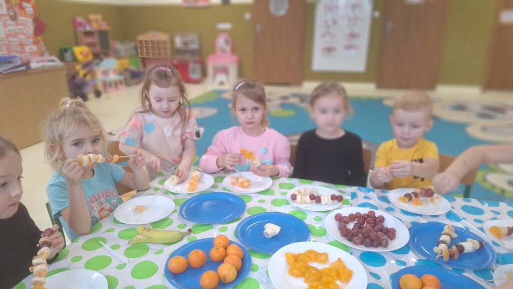 DZIEŃ ZDROWEGO GOTOWANIA - OWOCOWE SZASZŁYKI  - GRUPA ŻYRAFKI