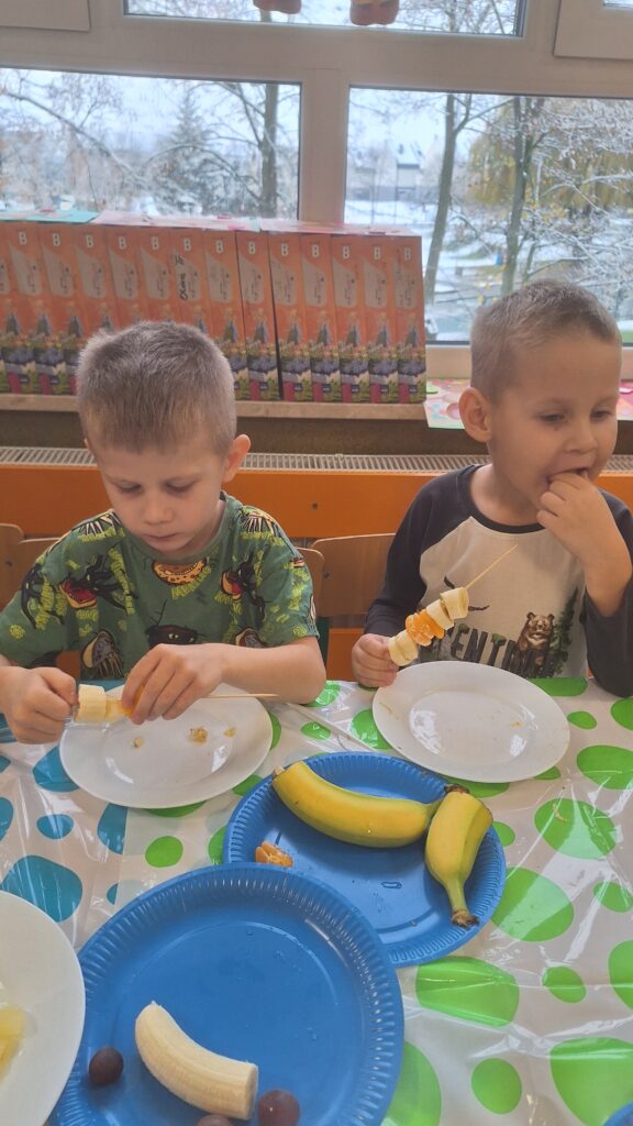 DZIEŃ ZDROWEGO GOTOWANIA - OWOCOWE SZASZŁYKI  - GRUPA ŻYRAFKI