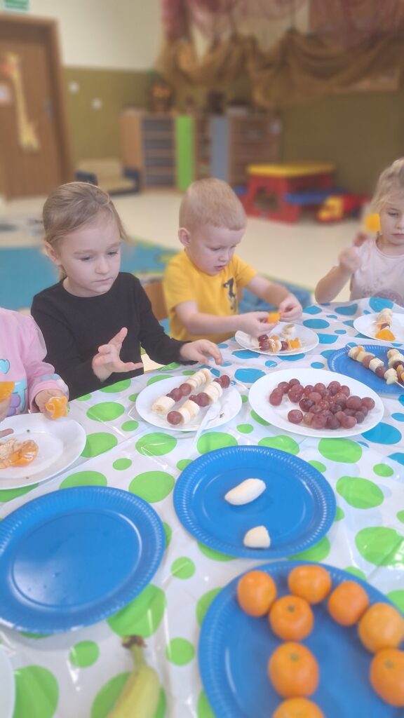 DZIEŃ ZDROWEGO GOTOWANIA - OWOCOWE SZASZŁYKI  - GRUPA ŻYRAFKI
