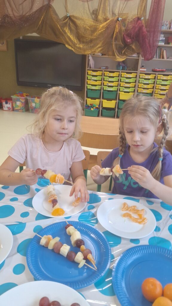 DZIEŃ ZDROWEGO GOTOWANIA - OWOCOWE SZASZŁYKI  - GRUPA ŻYRAFKI