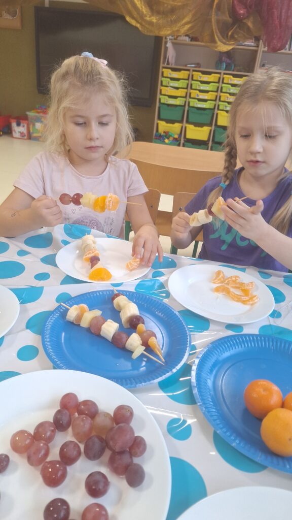 DZIEŃ ZDROWEGO GOTOWANIA - OWOCOWE SZASZŁYKI  - GRUPA ŻYRAFKI