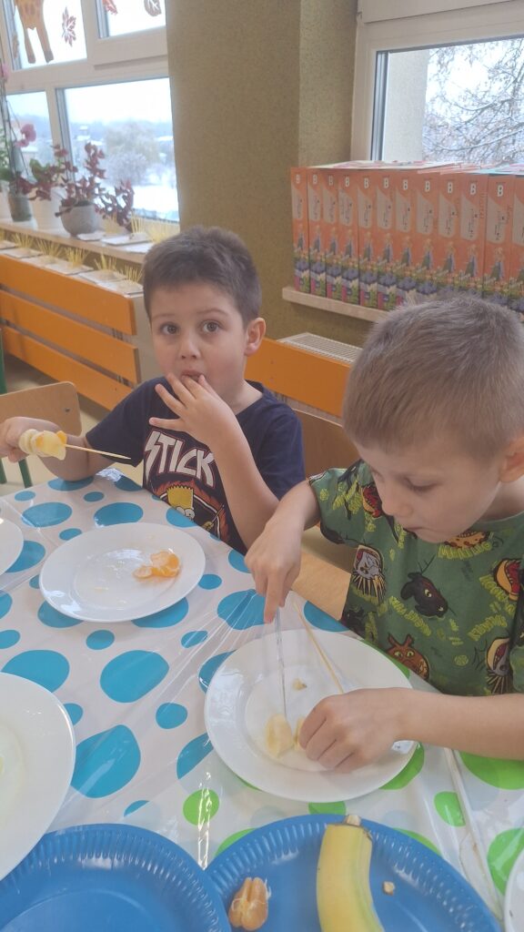 DZIEŃ ZDROWEGO GOTOWANIA - OWOCOWE SZASZŁYKI  - GRUPA ŻYRAFKI