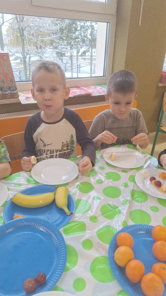 DZIEŃ ZDROWEGO GOTOWANIA - OWOCOWE SZASZŁYKI  - GRUPA ŻYRAFKI