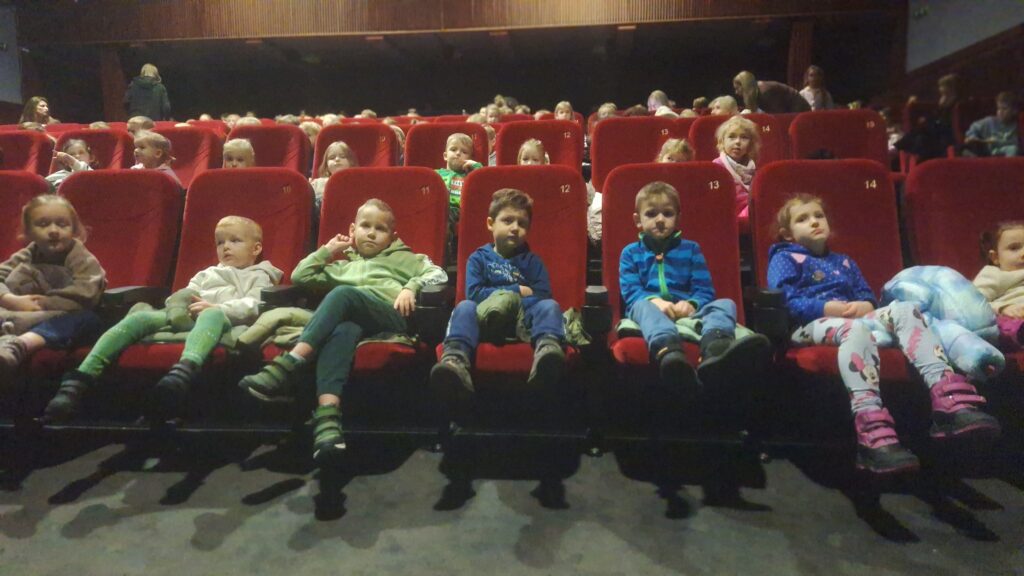 WYJŚCIE DO BUSKIEGO SAMORZĄDOWEGO CENTRUM KULTURY NA MUSICAL "MAGICZNY ŚWIAT PAN ANDERSENA" - GRUPA ŻYRAFKI 