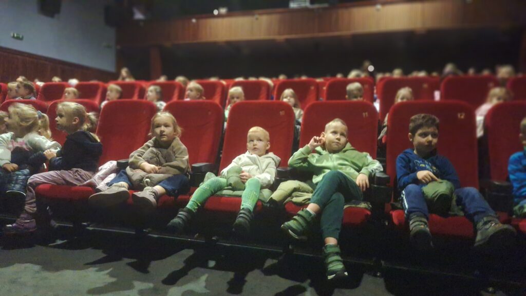 WYJŚCIE DO BUSKIEGO SAMORZĄDOWEGO CENTRUM KULTURY NA MUSICAL "MAGICZNY ŚWIAT PAN ANDERSENA" - GRUPA ŻYRAFKI 