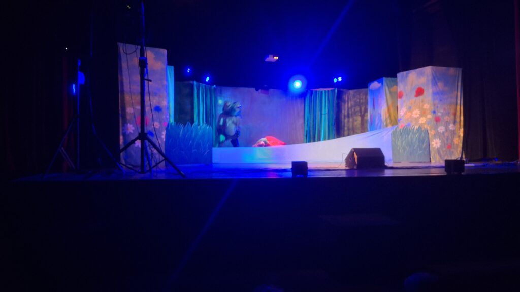 WYJŚCIE DO BUSKIEGO SAMORZĄDOWEGO CENTRUM KULTURY NA MUSICAL "MAGICZNY ŚWIAT PAN ANDERSENA" - GRUPA ŻYRAFKI 