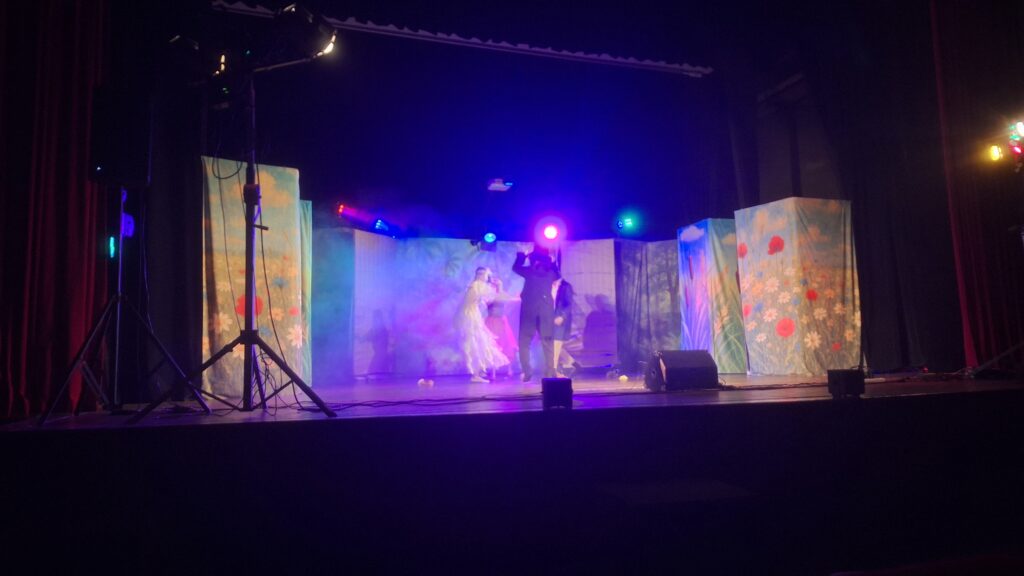 WYJŚCIE DO BUSKIEGO SAMORZĄDOWEGO CENTRUM KULTURY NA MUSICAL "MAGICZNY ŚWIAT PAN ANDERSENA" - GRUPA ŻYRAFKI 