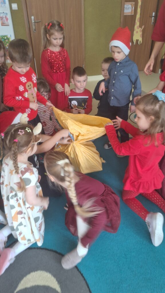 SPOTKANIE ZE ŚWIĘTYM MIKOŁAJEM - GRUPA  ŻYRAFKI