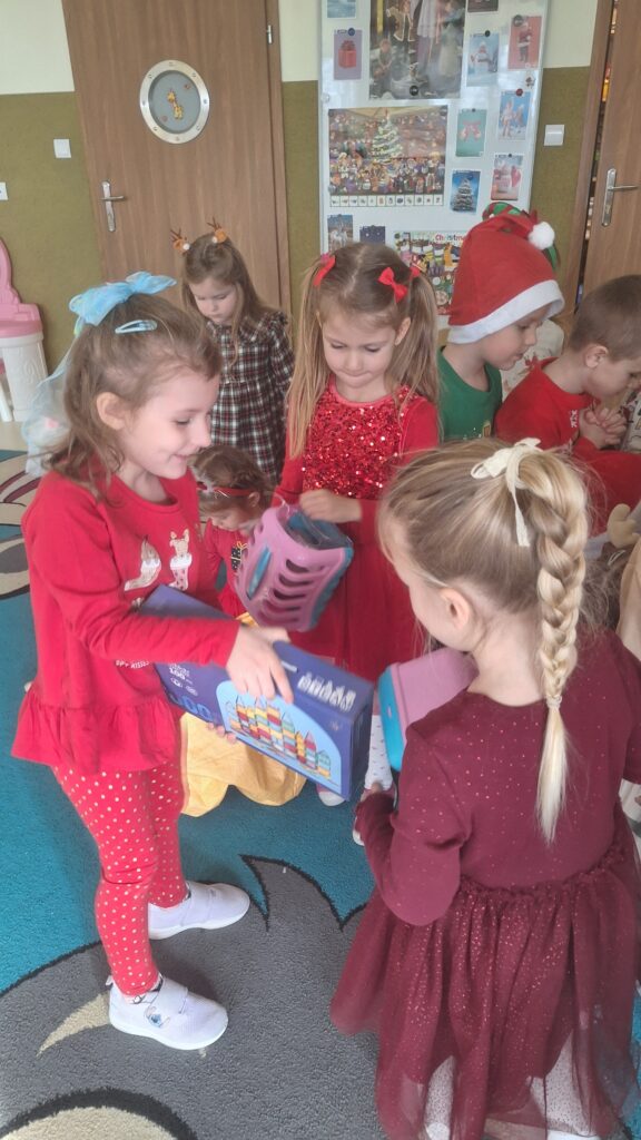 SPOTKANIE ZE ŚWIĘTYM MIKOŁAJEM - GRUPA  ŻYRAFKI